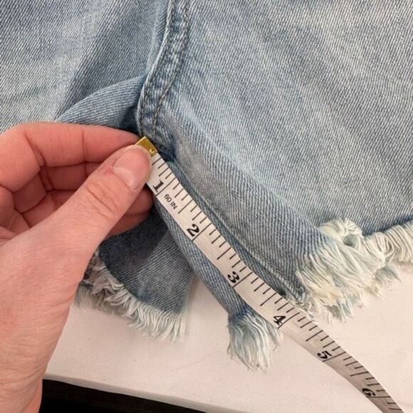 NWT YMI Jeans Women's Distressed High Rise Mom Shorts Blue Light Wash Size 7/28 - Picture 8 of 9